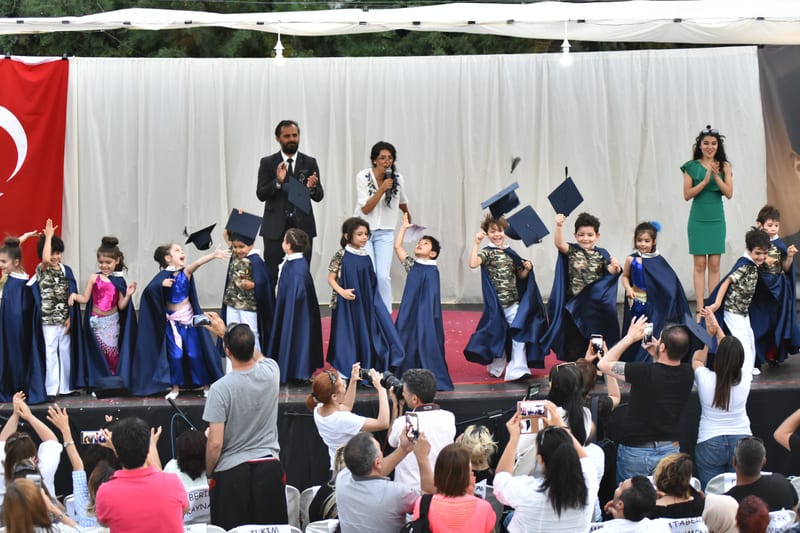 Öğretmenimizle birlikte resim yapan anaokulu öğrencilerimiz