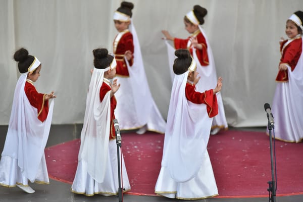 Müzik etkinliğimizde öğretmenimizle birlikte olan çocuklarımız